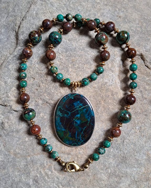 Chrysokoll Pietersit chrysocolla pietersite Shattuckit Anhänger Shattuckit Kette Shattuckit Amulett Shattuckit Talisman Shattuckitamulett Shattuckitanhänger Shattuckit shattuckite pendant Triquetra Ohm Aum Om Sternzeichen Sternentor Sonne Sonnenamulett Sonnenschmuck Einhornschmuck Einhorn Einhornkette Venusblume Drache Heilung Metatron Crop Circle Necklace Goddess of Love Healing Stones Crystals Venusflower protect Flower of Life Amulett Göttin Liebe Kette Halskette Heilsteine Lichtbringer Kupferschmuck Symbole Symbolschmuck Harmonie Zauberwesen Valentinstagsgeschenk Geschenk Hochzeitsgeschenk Edelsteinschmuck Edelsteinkette Edelsteinanhänger Heilsteinschmuck Heilsteinanhänger Glücksbringer Schutzsymbol Glückssteine Lebensblume Blume des Lebens Schutzengel Heilige Geometrie Kraftort Kraftorte Runen Futhark Vikings Germanen Vikinger Runenalphabet Runenschutzkreis Alternativschmuck Kelten Keltischer Schmuck Germanen Germanischer Schmuck Magie Baum des Lebens Yggdrasil Triskele Allverbunden Verbundenheit Dreieinigkeit Dreifaltigkeit Einheit Medizinrad Nornen Schicksalsnetz Skulds Netz Skuld Energie Heilsteine Spiegelamulett Sternzeichen Rune Triskele Hochzeitsschmuck Dirndlschmuck Trachtenschmuck Jewellery Pentagram Schutzamulett medicine wheel runes Sonnenamulett Amulett Anhänger Kornkreis Kornkreis Crop circle Unicorn Aquarius Age of Aquarius Neuzeit Neues Zeitalter Celtic jewellery magic Magie Liebe des Lebens göttlich devine Sternzeichenschmuck Opalschmuck Kristall Lemuria Atlantis Silberfassung silbergefasst mystic beeing Hochzeitsschmuck Hochzeitschmuck Heilenergien healingenergies healing energies Metatronwürfel Engelarbeit Engelenergie Steinenergie Energiedersteine Engel Seraphim Yogawerkzeug Yogatool Yogatools Reikiitools Reikiitool Reikitool Reikitools