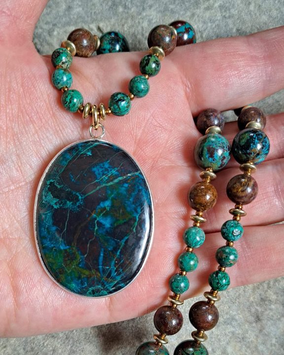 Chrysokoll Pietersit chrysocolla pietersite Shattuckit Anhänger Shattuckit Kette Shattuckit Amulett Shattuckit Talisman Shattuckitamulett Shattuckitanhänger Shattuckit shattuckite pendant Triquetra Ohm Aum Om Sternzeichen Sternentor Sonne Sonnenamulett Sonnenschmuck Einhornschmuck Einhorn Einhornkette Venusblume Drache Heilung Metatron Crop Circle Necklace Goddess of Love Healing Stones Crystals Venusflower protect Flower of Life Amulett Göttin Liebe Kette Halskette Heilsteine Lichtbringer Kupferschmuck Symbole Symbolschmuck Harmonie Zauberwesen Valentinstagsgeschenk Geschenk Hochzeitsgeschenk Edelsteinschmuck Edelsteinkette Edelsteinanhänger Heilsteinschmuck Heilsteinanhänger Glücksbringer Schutzsymbol Glückssteine Lebensblume Blume des Lebens Schutzengel Heilige Geometrie Kraftort Kraftorte Runen Futhark Vikings Germanen Vikinger Runenalphabet Runenschutzkreis Alternativschmuck Kelten Keltischer Schmuck Germanen Germanischer Schmuck Magie Baum des Lebens Yggdrasil Triskele Allverbunden Verbundenheit Dreieinigkeit Dreifaltigkeit Einheit Medizinrad Nornen Schicksalsnetz Skulds Netz Skuld Energie Heilsteine Spiegelamulett Sternzeichen Rune Triskele Hochzeitsschmuck Dirndlschmuck Trachtenschmuck Jewellery Pentagram Schutzamulett medicine wheel runes Sonnenamulett Amulett Anhänger Kornkreis Kornkreis Crop circle Unicorn Aquarius Age of Aquarius Neuzeit Neues Zeitalter Celtic jewellery magic Magie Liebe des Lebens göttlich devine Sternzeichenschmuck Opalschmuck Kristall Lemuria Atlantis Silberfassung silbergefasst mystic beeing Hochzeitsschmuck Hochzeitschmuck Heilenergien healingenergies healing energies Metatronwürfel Engelarbeit Engelenergie Steinenergie Energiedersteine Engel Seraphim Yogawerkzeug Yogatool Yogatools Reikiitools Reikiitool Reikitool Reikitools
