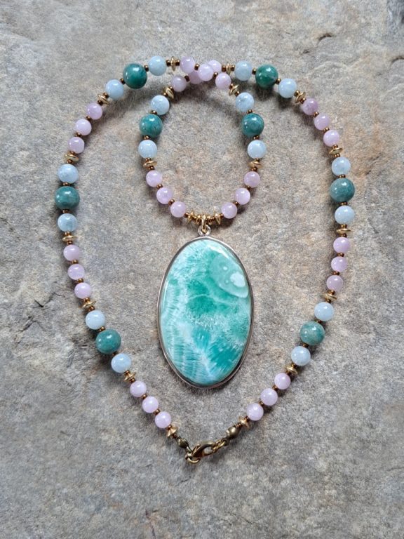 Smithsonit smithsonite Smithsonitkette Smithsonitanhänger Smithsonitamulett smithsonite pendant smithsonite necklace smithsonite amulet Mondstein Regenbogenmondstein moonstone rainbowmoonstone Aventurin aventurine Kunzit kunzite Triquetra Ohm Aum Om Sternzeichen Sternentor Sonne Sonnenamulett Sonnenschmuck Einhornschmuck Einhorn Einhornkette Venusblume Drache Heilung Metatron Crop Circle Necklace Goddess of Love Healing Stones Crystals Venusflower protect Flower of Life Amulett Göttin Liebe Kette Halskette Heilsteine Lichtbringer Kupferschmuck Symbole Symbolschmuck Harmonie Zauberwesen Valentinstagsgeschenk Geschenk Hochzeitsgeschenk Edelsteinschmuck Edelsteinkette Edelsteinanhänger Heilsteinschmuck Heilsteinanhänger Glücksbringer Schutzsymbol Glückssteine Lebensblume Blume des Lebens Schutzengel Heilige Geometrie Kraftort Kraftorte Runen Futhark Vikings Germanen Vikinger Runenalphabet Runenschutzkreis Alternativschmuck Kelten Keltischer Schmuck Germanen Germanischer Schmuck Magie Baum des Lebens Yggdrasil Triskele Allverbunden Verbundenheit Dreieinigkeit Dreifaltigkeit Einheit Medizinrad Nornen Schicksalsnetz Skulds Netz Skuld Energie Heilsteine Spiegelamulett Sternzeichen Rune Triskele Hochzeitsschmuck Dirndlschmuck Trachtenschmuck Jewellery Pentagram Schutzamulett medicine wheel runes Sonnenamulett Amulett Anhänger Kornkreis Kornkreis Crop circle Unicorn Aquarius Age of Aquarius Neuzeit Neues Zeitalter Celtic jewellery magic Magie Liebe des Lebens göttlich devine Sternzeichenschmuck Opalschmuck Kristall Lemuria Atlantis Silberfassung silbergefasst mystic beeing Hochzeitsschmuck Hochzeitschmuck Heilenergien healingenergies healing energies Metatronwürfel Engelarbeit Engelenergie Steinenergie Energiedersteine Engel Seraphim Yogawerkzeug Yogatool Yogatools Reikiitools Reikiitool Reikitool Reikitools
