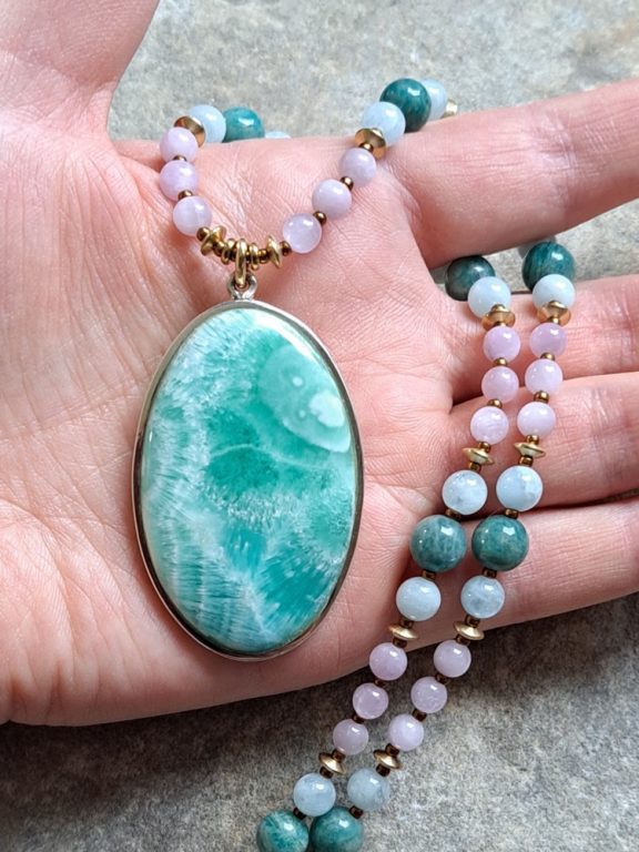 Smithsonit smithsonite Smithsonitkette Smithsonitanhänger Smithsonitamulett smithsonite pendant smithsonite necklace smithsonite amulet Mondstein Regenbogenmondstein moonstone rainbowmoonstone Aventurin aventurine Kunzit kunzite Triquetra Ohm Aum Om Sternzeichen Sternentor Sonne Sonnenamulett Sonnenschmuck Einhornschmuck Einhorn Einhornkette Venusblume Drache Heilung Metatron Crop Circle Necklace Goddess of Love Healing Stones Crystals Venusflower protect Flower of Life Amulett Göttin Liebe Kette Halskette Heilsteine Lichtbringer Kupferschmuck Symbole Symbolschmuck Harmonie Zauberwesen Valentinstagsgeschenk Geschenk Hochzeitsgeschenk Edelsteinschmuck Edelsteinkette Edelsteinanhänger Heilsteinschmuck Heilsteinanhänger Glücksbringer Schutzsymbol Glückssteine Lebensblume Blume des Lebens Schutzengel Heilige Geometrie Kraftort Kraftorte Runen Futhark Vikings Germanen Vikinger Runenalphabet Runenschutzkreis Alternativschmuck Kelten Keltischer Schmuck Germanen Germanischer Schmuck Magie Baum des Lebens Yggdrasil Triskele Allverbunden Verbundenheit Dreieinigkeit Dreifaltigkeit Einheit Medizinrad Nornen Schicksalsnetz Skulds Netz Skuld Energie Heilsteine Spiegelamulett Sternzeichen Rune Triskele Hochzeitsschmuck Dirndlschmuck Trachtenschmuck Jewellery Pentagram Schutzamulett medicine wheel runes Sonnenamulett Amulett Anhänger Kornkreis Kornkreis Crop circle Unicorn Aquarius Age of Aquarius Neuzeit Neues Zeitalter Celtic jewellery magic Magie Liebe des Lebens göttlich devine Sternzeichenschmuck Opalschmuck Kristall Lemuria Atlantis Silberfassung silbergefasst mystic beeing Hochzeitsschmuck Hochzeitschmuck Heilenergien healingenergies healing energies Metatronwürfel Engelarbeit Engelenergie Steinenergie Energiedersteine Engel Seraphim Yogawerkzeug Yogatool Yogatools Reikiitools Reikiitool Reikitool Reikitools
