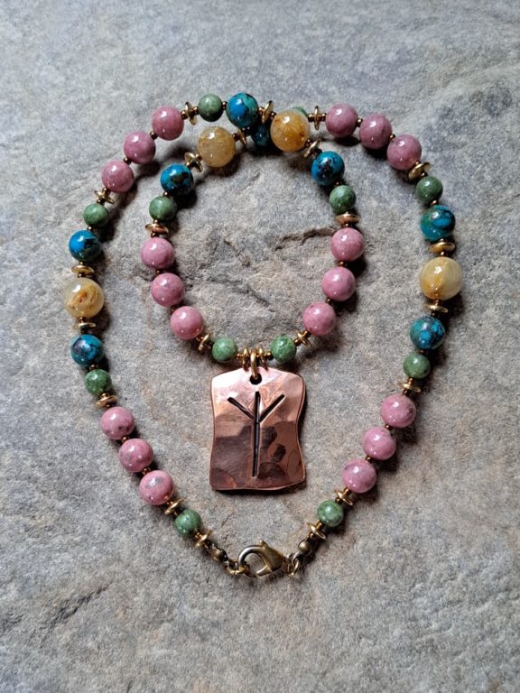 Algiz Rune Diopsid diopside Rhodonit rhodonite Türkis Rutilquarz rutile quartz Algizkette Algizanhänger Algizamulett algiz pendant algid necklace algid amulet Triquetra Ohm Aum Om Sternzeichen Sternentor Sonne Sonnenamulett Sonnenschmuck Einhornschmuck Einhorn Einhornkette Venusblume Drache Heilung Metatron Crop Circle Necklace Goddess of Love Healing Stones Crystals Venusflower protect Flower of Life Amulett Göttin Liebe Kette Halskette Heilsteine Lichtbringer Kupferschmuck Symbole Symbolschmuck Harmonie Zauberwesen Valentinstagsgeschenk Geschenk Hochzeitsgeschenk Edelsteinschmuck Edelsteinkette Edelsteinanhänger Heilsteinschmuck Heilsteinanhänger Glücksbringer Schutzsymbol Glückssteine Lebensblume Blume des Lebens Schutzengel Heilige Geometrie Kraftort Kraftorte Runen Futhark Vikings Germanen Vikinger Runenalphabet Runenschutzkreis Alternativschmuck Kelten Keltischer Schmuck Germanen Germanischer Schmuck Magie Baum des Lebens Yggdrasil Triskele Allverbunden Verbundenheit Dreieinigkeit Dreifaltigkeit Einheit Medizinrad Nornen Schicksalsnetz Skulds Netz Skuld Energie Heilsteine Spiegelamulett Sternzeichen Rune Triskele Hochzeitsschmuck Dirndlschmuck Trachtenschmuck Jewellery Pentagram Schutzamulett medicine wheel runes Sonnenamulett Amulett Anhänger Kornkreis Kornkreis Crop circle Unicorn Aquarius Age of Aquarius Neuzeit Neues Zeitalter Celtic jewellery magic Magie Liebe des Lebens göttlich devine Sternzeichenschmuck Opalschmuck Kristall Lemuria Atlantis Silberfassung silbergefasst mystic beeing Hochzeitsschmuck Hochzeitschmuck Heilenergien healingenergies healing energies Metatronwürfel Engelarbeit Engelenergie Steinenergie Energiedersteine Engel Seraphim Yogawerkzeug Yogatool Yogatools Reikiitools Reikiitool Reikitool Reikitools