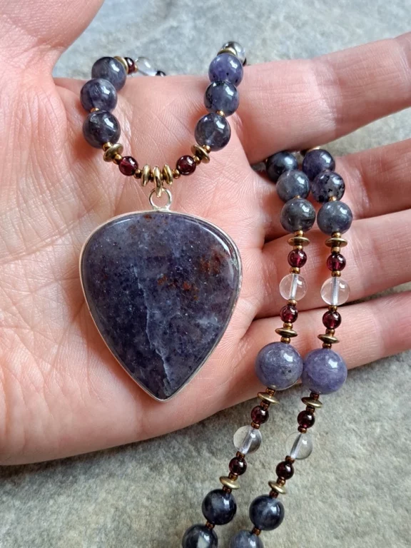 Iolithkette Iolithanhänger Iolithamulett iolith Bergkristall Granat garnet rock crystal iolite pendant iolite necklace iolite amulet Triquetra Ohm Aum Om Sternzeichen Sternentor Sonne Sonnenamulett Sonnenschmuck Einhornschmuck Einhorn Einhornkette Venusblume Drache Heilung Metatron Crop Circle Necklace Goddess of Love Healing Stones Crystals Venusflower protect Flower of Life Amulett Göttin Liebe Kette Halskette Heilsteine Lichtbringer Kupferschmuck Symbole Symbolschmuck Harmonie Zauberwesen Valentinstagsgeschenk Geschenk Hochzeitsgeschenk Edelsteinschmuck Edelsteinkette Edelsteinanhänger Heilsteinschmuck Heilsteinanhänger Glücksbringer Schutzsymbol Glückssteine Lebensblume Blume des Lebens Schutzengel Heilige Geometrie Kraftort Kraftorte Runen Futhark Vikings Germanen Vikinger Runenalphabet Runenschutzkreis Alternativschmuck Kelten Keltischer Schmuck Germanen Germanischer Schmuck Magie Baum des Lebens Yggdrasil Triskele Allverbunden Verbundenheit Dreieinigkeit Dreifaltigkeit Einheit Medizinrad Nornen Schicksalsnetz Skulds Netz Skuld Energie Heilsteine Spiegelamulett Sternzeichen Rune Triskele Hochzeitsschmuck Dirndlschmuck Trachtenschmuck Jewellery Pentagram Schutzamulett medicine wheel runes Sonnenamulett Amulett Anhänger Kornkreis Kornkreis Crop circle Unicorn Aquarius Age of Aquarius Neuzeit Neues Zeitalter Celtic jewellery magic Magie Liebe des Lebens göttlich devine Sternzeichenschmuck Opalschmuck Kristall Lemuria Atlantis Silberfassung silbergefasst mystic beeing Hochzeitsschmuck Hochzeitschmuck Heilenergien healingenergies healing energies Metatronwürfel Engelarbeit Engelenergie Steinenergie Energiedersteine Engel Seraphim Yogawerkzeug Yogatool Yogatools Reikiitools Reikiitool Reikitool Reikitools