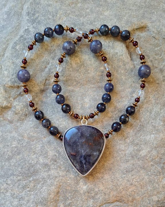 Iolithkette Iolithanhänger Iolithamulett iolith Bergkristall Granat garnet rock crystal iolite pendant iolite necklace iolite amulet Triquetra Ohm Aum Om Sternzeichen Sternentor Sonne Sonnenamulett Sonnenschmuck Einhornschmuck Einhorn Einhornkette Venusblume Drache Heilung Metatron Crop Circle Necklace Goddess of Love Healing Stones Crystals Venusflower protect Flower of Life Amulett Göttin Liebe Kette Halskette Heilsteine Lichtbringer Kupferschmuck Symbole Symbolschmuck Harmonie Zauberwesen Valentinstagsgeschenk Geschenk Hochzeitsgeschenk Edelsteinschmuck Edelsteinkette Edelsteinanhänger Heilsteinschmuck Heilsteinanhänger Glücksbringer Schutzsymbol Glückssteine Lebensblume Blume des Lebens Schutzengel Heilige Geometrie Kraftort Kraftorte Runen Futhark Vikings Germanen Vikinger Runenalphabet Runenschutzkreis Alternativschmuck Kelten Keltischer Schmuck Germanen Germanischer Schmuck Magie Baum des Lebens Yggdrasil Triskele Allverbunden Verbundenheit Dreieinigkeit Dreifaltigkeit Einheit Medizinrad Nornen Schicksalsnetz Skulds Netz Skuld Energie Heilsteine Spiegelamulett Sternzeichen Rune Triskele Hochzeitsschmuck Dirndlschmuck Trachtenschmuck Jewellery Pentagram Schutzamulett medicine wheel runes Sonnenamulett Amulett Anhänger Kornkreis Kornkreis Crop circle Unicorn Aquarius Age of Aquarius Neuzeit Neues Zeitalter Celtic jewellery magic Magie Liebe des Lebens göttlich devine Sternzeichenschmuck Opalschmuck Kristall Lemuria Atlantis Silberfassung silbergefasst mystic beeing Hochzeitsschmuck Hochzeitschmuck Heilenergien healingenergies healing energies Metatronwürfel Engelarbeit Engelenergie Steinenergie Energiedersteine Engel Seraphim Yogawerkzeug Yogatool Yogatools Reikiitools Reikiitool Reikitool Reikitools