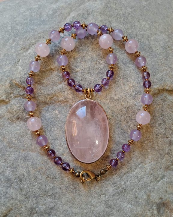 Rosenquarzamulett Rosenquarzkette Rosenquarzanhänger Rosenquarz rose quartz pendant rose quartz necklace rose quartz amulet Amethyst amethyst Lavendelquarz lavender quartz Triquetra Ohm Aum Om Sternzeichen Sternentor Sonne Sonnenamulett Sonnenschmuck Einhornschmuck Einhorn Einhornkette Venusblume Drache Heilung Metatron Crop Circle Necklace Goddess of Love Healing Stones Crystals Venusflower protect Flower of Life Amulett Göttin Liebe Kette Halskette Heilsteine Lichtbringer Kupferschmuck Symbole Symbolschmuck Harmonie Zauberwesen Valentinstagsgeschenk Geschenk Hochzeitsgeschenk Edelsteinschmuck Edelsteinkette Edelsteinanhänger Heilsteinschmuck Heilsteinanhänger Glücksbringer Schutzsymbol Glückssteine Lebensblume Blume des Lebens Schutzengel Heilige Geometrie Kraftort Kraftorte Runen Futhark Vikings Germanen Vikinger Runenalphabet Runenschutzkreis Alternativschmuck Kelten Keltischer Schmuck Germanen Germanischer Schmuck Magie Baum des Lebens Yggdrasil Triskele Allverbunden Verbundenheit Dreieinigkeit Dreifaltigkeit Einheit Medizinrad Nornen Schicksalsnetz Skulds Netz Skuld Energie Heilsteine Spiegelamulett Sternzeichen Rune Triskele Hochzeitsschmuck Dirndlschmuck Trachtenschmuck Jewellery Pentagram Schutzamulett medicine wheel runes Sonnenamulett Amulett Anhänger Kornkreis Kornkreis Crop circle Unicorn Aquarius Age of Aquarius Neuzeit Neues Zeitalter Celtic jewellery magic Magie Liebe des Lebens göttlich devine Sternzeichenschmuck Opalschmuck Kristall Lemuria Atlantis Silberfassung silbergefasst mystic beeing Hochzeitsschmuck Hochzeitschmuck Heilenergien healingenergies healing energies Metatronwürfel Engelarbeit Engelenergie Steinenergie Energiedersteine Engel Seraphim Yogawerkzeug Yogatool Yogatools Reikiitools Reikiitool Reikitool Reikitools Lichtbringer