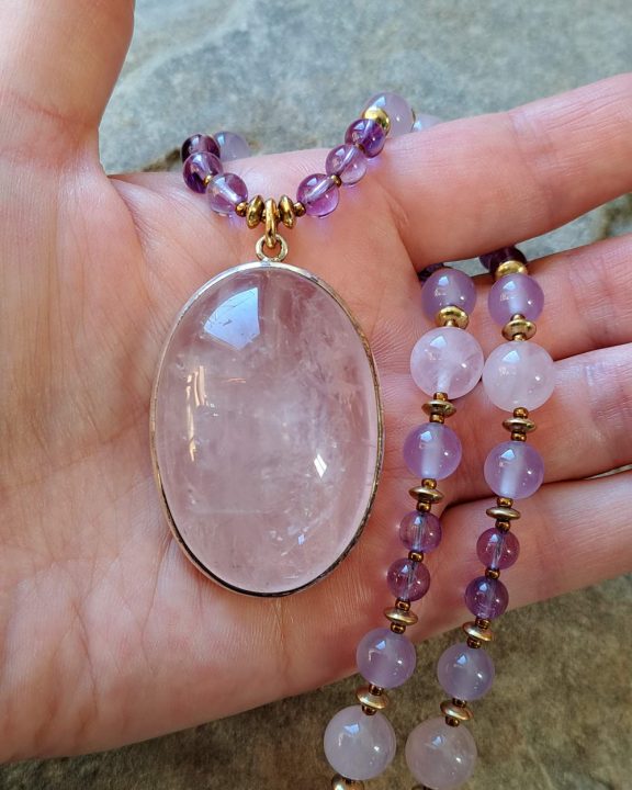 Rosenquarzamulett Rosenquarzkette Rosenquarzanhänger Rosenquarz rose quartz pendant rose quartz necklace rose quartz amulet Amethyst amethyst Lavendelquarz lavender quartz Triquetra Ohm Aum Om Sternzeichen Sternentor Sonne Sonnenamulett Sonnenschmuck Einhornschmuck Einhorn Einhornkette Venusblume Drache Heilung Metatron Crop Circle Necklace Goddess of Love Healing Stones Crystals Venusflower protect Flower of Life Amulett Göttin Liebe Kette Halskette Heilsteine Lichtbringer Kupferschmuck Symbole Symbolschmuck Harmonie Zauberwesen Valentinstagsgeschenk Geschenk Hochzeitsgeschenk Edelsteinschmuck Edelsteinkette Edelsteinanhänger Heilsteinschmuck Heilsteinanhänger Glücksbringer Schutzsymbol Glückssteine Lebensblume Blume des Lebens Schutzengel Heilige Geometrie Kraftort Kraftorte Runen Futhark Vikings Germanen Vikinger Runenalphabet Runenschutzkreis Alternativschmuck Kelten Keltischer Schmuck Germanen Germanischer Schmuck Magie Baum des Lebens Yggdrasil Triskele Allverbunden Verbundenheit Dreieinigkeit Dreifaltigkeit Einheit Medizinrad Nornen Schicksalsnetz Skulds Netz Skuld Energie Heilsteine Spiegelamulett Sternzeichen Rune Triskele Hochzeitsschmuck Dirndlschmuck Trachtenschmuck Jewellery Pentagram Schutzamulett medicine wheel runes Sonnenamulett Amulett Anhänger Kornkreis Kornkreis Crop circle Unicorn Aquarius Age of Aquarius Neuzeit Neues Zeitalter Celtic jewellery magic Magie Liebe des Lebens göttlich devine Sternzeichenschmuck Opalschmuck Kristall Lemuria Atlantis Silberfassung silbergefasst mystic beeing Hochzeitsschmuck Hochzeitschmuck Heilenergien healingenergies healing energies Metatronwürfel Engelarbeit Engelenergie Steinenergie Energiedersteine Engel Seraphim Yogawerkzeug Yogatool Yogatools Reikiitools Reikiitool Reikitool Reikitools Lichtbringer