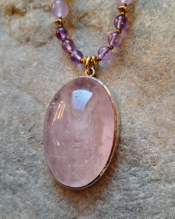 Rosenquarzamulett Rosenquarzkette Rosenquarzanhänger Rosenquarz rose quartz pendant rose quartz necklace rose quartz amulet Amethyst amethyst Lavendelquarz lavender quartz Triquetra Ohm Aum Om Sternzeichen Sternentor Sonne Sonnenamulett Sonnenschmuck Einhornschmuck Einhorn Einhornkette Venusblume Drache Heilung Metatron Crop Circle Necklace Goddess of Love Healing Stones Crystals Venusflower protect Flower of Life Amulett Göttin Liebe Kette Halskette Heilsteine Lichtbringer Kupferschmuck Symbole Symbolschmuck Harmonie Zauberwesen Valentinstagsgeschenk Geschenk Hochzeitsgeschenk Edelsteinschmuck Edelsteinkette Edelsteinanhänger Heilsteinschmuck Heilsteinanhänger Glücksbringer Schutzsymbol Glückssteine Lebensblume Blume des Lebens Schutzengel Heilige Geometrie Kraftort Kraftorte Runen Futhark Vikings Germanen Vikinger Runenalphabet Runenschutzkreis Alternativschmuck Kelten Keltischer Schmuck Germanen Germanischer Schmuck Magie Baum des Lebens Yggdrasil Triskele Allverbunden Verbundenheit Dreieinigkeit Dreifaltigkeit Einheit Medizinrad Nornen Schicksalsnetz Skulds Netz Skuld Energie Heilsteine Spiegelamulett Sternzeichen Rune Triskele Hochzeitsschmuck Dirndlschmuck Trachtenschmuck Jewellery Pentagram Schutzamulett medicine wheel runes Sonnenamulett Amulett Anhänger Kornkreis Kornkreis Crop circle Unicorn Aquarius Age of Aquarius Neuzeit Neues Zeitalter Celtic jewellery magic Magie Liebe des Lebens göttlich devine Sternzeichenschmuck Opalschmuck Kristall Lemuria Atlantis Silberfassung silbergefasst mystic beeing Hochzeitsschmuck Hochzeitschmuck Heilenergien healingenergies healing energies Metatronwürfel Engelarbeit Engelenergie Steinenergie Energiedersteine Engel Seraphim Yogawerkzeug Yogatool Yogatools Reikiitools Reikiitool Reikitool Reikitools Lichtbringer