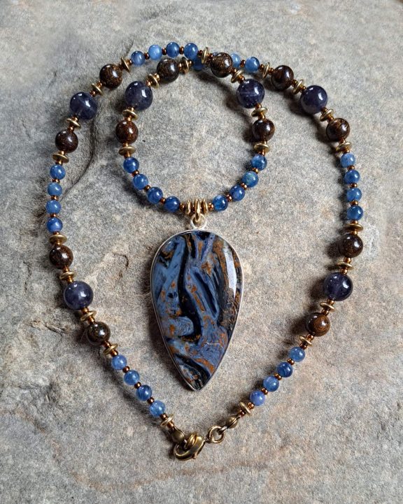 Pietersit Pietersitamulett Pietersitkette Pietersitanhänger pietersite pendant pietersite necklace pietersite amulet Kyanite kyanite Disthen Iolith polite Bronzit bronzite Triquetra Ohm Aum Om Sternzeichen Sternentor Sonne Sonnenamulett Sonnenschmuck Einhornschmuck Einhorn Einhornkette Venusblume Drache Heilung Metatron Crop Circle Necklace Goddess of Love Healing Stones Crystals Venusflower protect Flower of Life Amulett Göttin Liebe Kette Halskette Heilsteine Lichtbringer Kupferschmuck Symbole Symbolschmuck Harmonie Zauberwesen Valentinstagsgeschenk Geschenk Hochzeitsgeschenk Edelsteinschmuck Edelsteinkette Edelsteinanhänger Heilsteinschmuck Heilsteinanhänger Glücksbringer Schutzsymbol Glückssteine Lebensblume Blume des Lebens Schutzengel Heilige Geometrie Kraftort Kraftorte Runen Futhark Vikings Germanen Vikinger Runenalphabet Runenschutzkreis Alternativschmuck Kelten Keltischer Schmuck Germanen Germanischer Schmuck Magie Baum des Lebens Yggdrasil Triskele Allverbunden Verbundenheit Dreieinigkeit Dreifaltigkeit Einheit Medizinrad Nornen Schicksalsnetz Skulds Netz Skuld Energie Heilsteine Spiegelamulett Sternzeichen Rune Triskele Hochzeitsschmuck Dirndlschmuck Trachtenschmuck Jewellery Pentagram Schutzamulett medicine wheel runes Sonnenamulett Amulett Anhänger Kornkreis Kornkreis Crop circle Unicorn Aquarius Age of Aquarius Neuzeit Neues Zeitalter Celtic jewellery magic Magie Liebe des Lebens göttlich devine Sternzeichenschmuck Opalschmuck Kristall Lemuria Atlantis Silberfassung silbergefasst mystic beeing Hochzeitsschmuck Hochzeitschmuck Heilenergien healingenergies healing energies Metatronwürfel Engelarbeit Engelenergie Steinenergie Energiedersteine Engel Seraphim Yogawerkzeug Yogatool Yogatools Reikiitools Reikiitool Reikitool Reikitools Lichtbringer