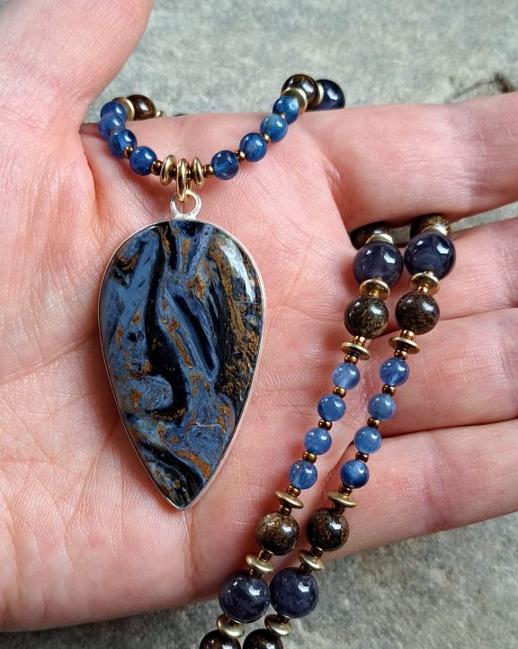 Pietersit Pietersitamulett Pietersitkette Pietersitanhänger pietersite pendant pietersite necklace pietersite amulet Kyanite kyanite Disthen Iolith polite Bronzit bronzite Triquetra Ohm Aum Om Sternzeichen Sternentor Sonne Sonnenamulett Sonnenschmuck Einhornschmuck Einhorn Einhornkette Venusblume Drache Heilung Metatron Crop Circle Necklace Goddess of Love Healing Stones Crystals Venusflower protect Flower of Life Amulett Göttin Liebe Kette Halskette Heilsteine Lichtbringer Kupferschmuck Symbole Symbolschmuck Harmonie Zauberwesen Valentinstagsgeschenk Geschenk Hochzeitsgeschenk Edelsteinschmuck Edelsteinkette Edelsteinanhänger Heilsteinschmuck Heilsteinanhänger Glücksbringer Schutzsymbol Glückssteine Lebensblume Blume des Lebens Schutzengel Heilige Geometrie Kraftort Kraftorte Runen Futhark Vikings Germanen Vikinger Runenalphabet Runenschutzkreis Alternativschmuck Kelten Keltischer Schmuck Germanen Germanischer Schmuck Magie Baum des Lebens Yggdrasil Triskele Allverbunden Verbundenheit Dreieinigkeit Dreifaltigkeit Einheit Medizinrad Nornen Schicksalsnetz Skulds Netz Skuld Energie Heilsteine Spiegelamulett Sternzeichen Rune Triskele Hochzeitsschmuck Dirndlschmuck Trachtenschmuck Jewellery Pentagram Schutzamulett medicine wheel runes Sonnenamulett Amulett Anhänger Kornkreis Kornkreis Crop circle Unicorn Aquarius Age of Aquarius Neuzeit Neues Zeitalter Celtic jewellery magic Magie Liebe des Lebens göttlich devine Sternzeichenschmuck Opalschmuck Kristall Lemuria Atlantis Silberfassung silbergefasst mystic beeing Hochzeitsschmuck Hochzeitschmuck Heilenergien healingenergies healing energies Metatronwürfel Engelarbeit Engelenergie Steinenergie Energiedersteine Engel Seraphim Yogawerkzeug Yogatool Yogatools Reikiitools Reikiitool Reikitool Reikitools Lichtbringer