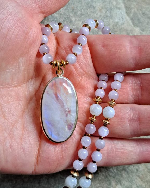 Mondstein moonstone pendant moonstone amulet moonstone necklace Mondsteinanhänger Mondsteinkette Mondsteinamulett weisser Labradorit weißer Labradorit Triquetra Ohm Aum Om Sternzeichen Sternentor Sonne Sonnenamulett Sonnenschmuck Einhornschmuck Einhorn Einhornkette Venusblume Drache Heilung Metatron Crop Circle Necklace Goddess of Love Healing Stones Crystals Venusflower protect Flower of Life Amulett Göttin Liebe Kette Halskette Heilsteine Lichtbringer Kupferschmuck Symbole Symbolschmuck Harmonie Zauberwesen Valentinstagsgeschenk Geschenk Hochzeitsgeschenk Edelsteinschmuck Edelsteinkette Edelsteinanhänger Heilsteinschmuck Heilsteinanhänger Glücksbringer Schutzsymbol Glückssteine Lebensblume Blume des Lebens Schutzengel Heilige Geometrie Kraftort Kraftorte Runen Futhark Vikings Germanen Vikinger Runenalphabet Runenschutzkreis Alternativschmuck Kelten Keltischer Schmuck Germanen Germanischer Schmuck Magie Baum des Lebens Yggdrasil Triskele Allverbunden Verbundenheit Dreieinigkeit Dreifaltigkeit Einheit Medizinrad Nornen Schicksalsnetz Skulds Netz Skuld Energie Heilsteine Spiegelamulett Sternzeichen Rune Triskele Hochzeitsschmuck Dirndlschmuck Trachtenschmuck Jewellery Pentagram Schutzamulett medicine wheel runes Sonnenamulett Amulett Anhänger Kornkreis Kornkreis Crop circle Unicorn Aquarius Age of Aquarius Neuzeit Neues Zeitalter Celtic jewellery magic Magie Liebe des Lebens göttlich devine Sternzeichenschmuck Opalschmuck Kristall Lemuria Atlantis Silberfassung silbergefasst mystic beeing Hochzeitsschmuck Hochzeitschmuck Heilenergien healingenergies healing energies Metatronwürfel Engelarbeit Engelenergie Steinenergie Energiedersteine Engel Seraphim Yogawerkzeug Yogatool Yogatools Reikiitools Reikiitool Reikitool Reikitools