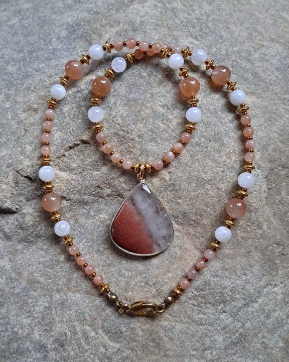Rutilquarz rutile quartz pendant rutile quartz amulet rutile quartz necklace Sonnenstein sunstone moonstone Mondstein weisser Labradorit weißer Labradorit Rutilquarzanhänger Rutilquarzkette Rutilquarzamulett Triquetra Ohm Aum Om Sternzeichen Sternentor Sonne Sonnenamulett Sonnenschmuck Einhornschmuck Einhorn Einhornkette Venusblume Drache Heilung Metatron Crop Circle Necklace Goddess of Love Healing Stones Crystals Venusflower protect Flower of Life Amulett Göttin Liebe Kette Halskette Heilsteine Lichtbringer Kupferschmuck Symbole Symbolschmuck Harmonie Zauberwesen Valentinstagsgeschenk Geschenk Hochzeitsgeschenk Edelsteinschmuck Edelsteinkette Edelsteinanhänger Heilsteinschmuck Heilsteinanhänger Glücksbringer Schutzsymbol Glückssteine Lebensblume Blume des Lebens Schutzengel Heilige Geometrie Kraftort Kraftorte Runen Futhark Vikings Germanen Vikinger Runenalphabet Runenschutzkreis Alternativschmuck Kelten Keltischer Schmuck Germanen Germanischer Schmuck Magie Baum des Lebens Yggdrasil Triskele Allverbunden Verbundenheit Dreieinigkeit Dreifaltigkeit Einheit Medizinrad Nornen Schicksalsnetz Skulds Netz Skuld Energie Heilsteine Spiegelamulett Sternzeichen Rune Triskele Hochzeitsschmuck Dirndlschmuck Trachtenschmuck Jewellery Pentagram Schutzamulett medicine wheel runes Sonnenamulett Amulett Anhänger Kornkreis Kornkreis Crop circle Unicorn Aquarius Age of Aquarius Neuzeit Neues Zeitalter Celtic jewellery magic Magie Liebe des Lebens göttlich devine Sternzeichenschmuck Opalschmuck Kristall Lemuria Atlantis Silberfassung silbergefasst mystic beeing Hochzeitsschmuck Hochzeitschmuck Heilenergien healingenergies healing energies Metatronwürfel Engelarbeit Engelenergie Steinenergie Energiedersteine Engel Seraphim Yogawerkzeug Yogatool Yogatools Reikiitools Reikiitool Reikitool Reikitools
