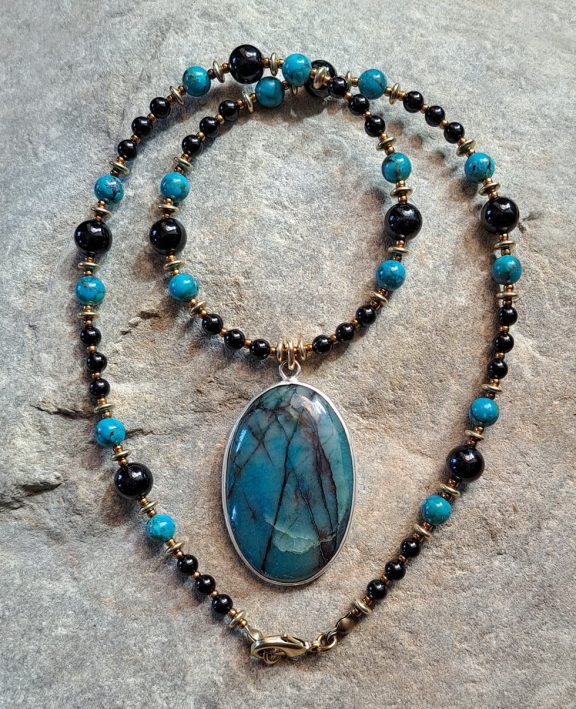 Türkis turquoise Turmalin tourmaline Chrysokoll Chrysokollamulett Chrysokollkette Chrysokollanhänger Schörl chrysocolla pendant chrysocolla necklace chrysocolla amulet Triquetra Ohm Aum Om Sternzeichen Sternentor Sonne Sonnenamulett Sonnenschmuck Einhornschmuck Einhorn Einhornkette Venusblume Drache Heilung Metatron Crop Circle Necklace Goddess of Love Healing Stones Crystals Venusflower protect Flower of Life Amulett Göttin Liebe Kette Halskette Heilsteine Lichtbringer Kupferschmuck Symbole Symbolschmuck Harmonie Zauberwesen Valentinstagsgeschenk Geschenk Hochzeitsgeschenk Edelsteinschmuck Edelsteinkette Edelsteinanhänger Heilsteinschmuck Heilsteinanhänger Glücksbringer Schutzsymbol Glückssteine Lebensblume Blume des Lebens Schutzengel Heilige Geometrie Kraftort Kraftorte Runen Futhark Vikings Germanen Vikinger Runenalphabet Runenschutzkreis Alternativschmuck Kelten Keltischer Schmuck Germanen Germanischer Schmuck Magie Baum des Lebens Yggdrasil Triskele Allverbunden Verbundenheit Dreieinigkeit Dreifaltigkeit Einheit Medizinrad Nornen Schicksalsnetz Skulds Netz Skuld Energie Heilsteine Spiegelamulett Sternzeichen Rune Triskele Hochzeitsschmuck Dirndlschmuck Trachtenschmuck Jewellery Pentagram Schutzamulett medicine wheel runes Sonnenamulett Amulett Anhänger Kornkreis Kornkreis Crop circle Unicorn Aquarius Age of Aquarius Neuzeit Neues Zeitalter Celtic jewellery magic Magie Liebe des Lebens göttlich devine Sternzeichenschmuck Opalschmuck Kristall Lemuria Atlantis Silberfassung silbergefasst mystic beeing Hochzeitsschmuck Hochzeitschmuck Heilenergien healingenergies healing energies Metatronwürfel Engelarbeit Engelenergie Steinenergie Energiedersteine Engel Seraphim Yogawerkzeug Yogatool Yogatools Reikiitools Reikiitool Reikitool Reikitools