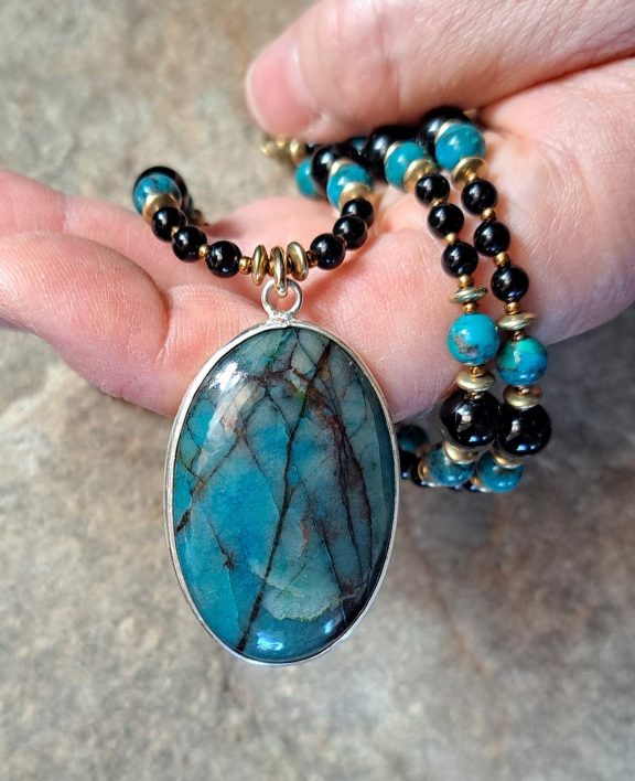 Türkis turquoise Turmalin tourmaline Chrysokoll Chrysokollamulett Chrysokollkette Chrysokollanhänger Schörl chrysocolla pendant chrysocolla necklace chrysocolla amulet Triquetra Ohm Aum Om Sternzeichen Sternentor Sonne Sonnenamulett Sonnenschmuck Einhornschmuck Einhorn Einhornkette Venusblume Drache Heilung Metatron Crop Circle Necklace Goddess of Love Healing Stones Crystals Venusflower protect Flower of Life Amulett Göttin Liebe Kette Halskette Heilsteine Lichtbringer Kupferschmuck Symbole Symbolschmuck Harmonie Zauberwesen Valentinstagsgeschenk Geschenk Hochzeitsgeschenk Edelsteinschmuck Edelsteinkette Edelsteinanhänger Heilsteinschmuck Heilsteinanhänger Glücksbringer Schutzsymbol Glückssteine Lebensblume Blume des Lebens Schutzengel Heilige Geometrie Kraftort Kraftorte Runen Futhark Vikings Germanen Vikinger Runenalphabet Runenschutzkreis Alternativschmuck Kelten Keltischer Schmuck Germanen Germanischer Schmuck Magie Baum des Lebens Yggdrasil Triskele Allverbunden Verbundenheit Dreieinigkeit Dreifaltigkeit Einheit Medizinrad Nornen Schicksalsnetz Skulds Netz Skuld Energie Heilsteine Spiegelamulett Sternzeichen Rune Triskele Hochzeitsschmuck Dirndlschmuck Trachtenschmuck Jewellery Pentagram Schutzamulett medicine wheel runes Sonnenamulett Amulett Anhänger Kornkreis Kornkreis Crop circle Unicorn Aquarius Age of Aquarius Neuzeit Neues Zeitalter Celtic jewellery magic Magie Liebe des Lebens göttlich devine Sternzeichenschmuck Opalschmuck Kristall Lemuria Atlantis Silberfassung silbergefasst mystic beeing Hochzeitsschmuck Hochzeitschmuck Heilenergien healingenergies healing energies Metatronwürfel Engelarbeit Engelenergie Steinenergie Energiedersteine Engel Seraphim Yogawerkzeug Yogatool Yogatools Reikiitools Reikiitool Reikitool Reikitools