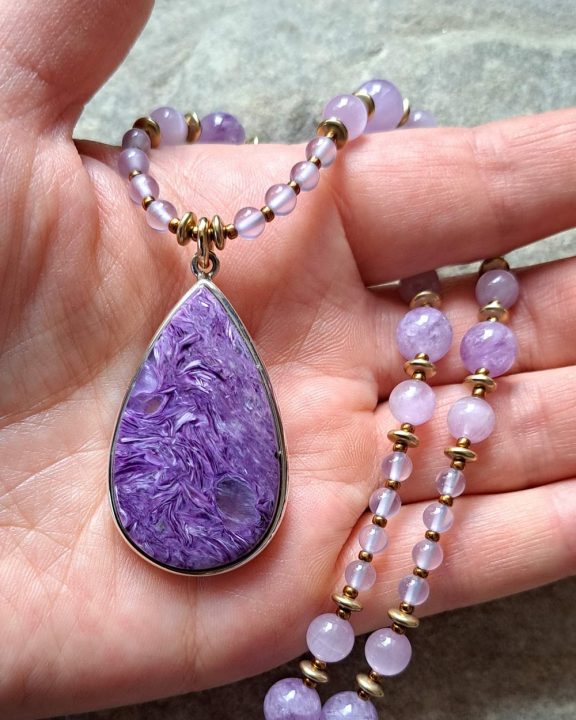 Kunzit kunzite Chalcedon chalcedony Lavendelquarz lavender quartz Charoit Charoitamulett Charoitkette Charoitanhänger charoite necklace charoite pendant charoite amulet Triquetra Ohm Aum Om Sternzeichen Sternentor Sonne Sonnenamulett Sonnenschmuck Einhornschmuck Einhorn Einhornkette Venusblume Drache Heilung Metatron Crop Circle Necklace Goddess of Love Healing Stones Crystals Venusflower protect Flower of Life Amulett Göttin Liebe Kette Halskette Heilsteine Lichtbringer Kupferschmuck Symbole Symbolschmuck Harmonie Zauberwesen Valentinstagsgeschenk Geschenk Hochzeitsgeschenk Edelsteinschmuck Edelsteinkette Edelsteinanhänger Heilsteinschmuck Heilsteinanhänger Glücksbringer Schutzsymbol Glückssteine Lebensblume Blume des Lebens Schutzengel Heilige Geometrie Kraftort Kraftorte Runen Futhark Vikings Germanen Vikinger Runenalphabet Runenschutzkreis Alternativschmuck Kelten Keltischer Schmuck Germanen Germanischer Schmuck Magie Baum des Lebens Yggdrasil Triskele Allverbunden Verbundenheit Dreieinigkeit Dreifaltigkeit Einheit Medizinrad Nornen Schicksalsnetz Skulds Netz Skuld Energie Heilsteine Spiegelamulett Sternzeichen Rune Triskele Hochzeitsschmuck Dirndlschmuck Trachtenschmuck Jewellery Pentagram Schutzamulett medicine wheel runes Sonnenamulett Amulett Anhänger Kornkreis Kornkreis Crop circle Unicorn Aquarius Age of Aquarius Neuzeit Neues Zeitalter Celtic jewellery magic Magie Liebe des Lebens göttlich devine Sternzeichenschmuck Opalschmuck Kristall Lemuria Atlantis Silberfassung silbergefasst mystic beeing Hochzeitsschmuck Hochzeitschmuck Heilenergien healingenergies healing energies Metatronwürfel Engelarbeit Engelenergie Steinenergie Energiedersteine Engel Seraphim Yogawerkzeug Yogatool Yogatools Reikiitools Reikiitool Reikitool Reikitools Lichtbringer