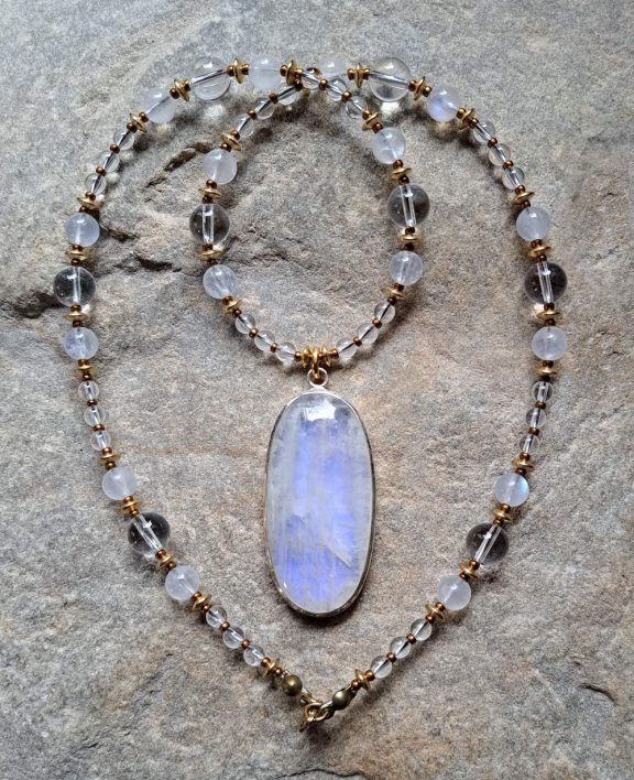 Mondsteinamulett Mondsteinkette Mondsteinanhänger Mondstein Regenbogenmondstein weißer Labradorit weisser Labradorit white Labradorite Bergkristall rock crystal moonstone pendant moonstone necklace moonstone amulet Triquetra Ohm Aum Om Sternzeichen Sternentor Sonne Sonnenamulett Sonnenschmuck Einhornschmuck Einhorn Einhornkette Venusblume Drache Heilung Metatron Crop Circle Necklace Goddess of Love Healing Stones Crystals Venusflower protect Flower of Life Amulett Göttin Liebe Kette Halskette Heilsteine Lichtbringer Kupferschmuck Symbole Symbolschmuck Harmonie Zauberwesen Valentinstagsgeschenk Geschenk Hochzeitsgeschenk Edelsteinschmuck Edelsteinkette Edelsteinanhänger Heilsteinschmuck Heilsteinanhänger Glücksbringer Schutzsymbol Glückssteine Lebensblume Blume des Lebens Schutzengel Heilige Geometrie Kraftort Kraftorte Runen Futhark Vikings Germanen Vikinger Runenalphabet Runenschutzkreis Alternativschmuck Kelten Keltischer Schmuck Germanen Germanischer Schmuck Magie Baum des Lebens Yggdrasil Triskele Allverbunden Verbundenheit Dreieinigkeit Dreifaltigkeit Einheit Medizinrad Nornen Schicksalsnetz Skulds Netz Skuld Energie Heilsteine Spiegelamulett Sternzeichen Rune Triskele Hochzeitsschmuck Dirndlschmuck Trachtenschmuck Jewellery Pentagram Schutzamulett medicine wheel runes Sonnenamulett Amulett Anhänger Kornkreis Kornkreis Crop circle Unicorn Aquarius Age of Aquarius Neuzeit Neues Zeitalter Celtic jewellery magic Magie Liebe des Lebens göttlich devine Sternzeichenschmuck Opalschmuck Kristall Lemuria Atlantis Silberfassung silbergefasst mystic beeing Hochzeitsschmuck Hochzeitschmuck Heilenergien healingenergies healing energies Metatronwürfel Engelarbeit Engelenergie Steinenergie Energiedersteine Engel Seraphim Yogawerkzeug Yogatool Yogatools Reikiitools Reikiitool Reikitool Reikitools Lichtbringer