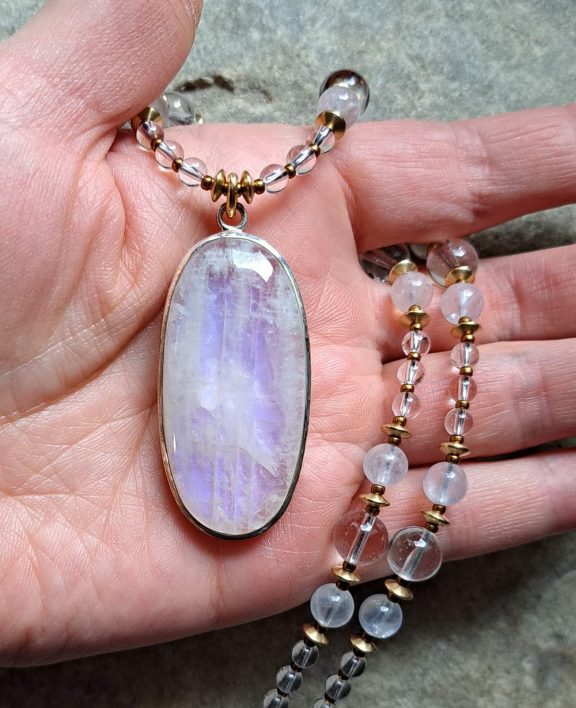 Mondsteinamulett Mondsteinkette Mondsteinanhänger Mondstein Regenbogenmondstein weißer Labradorit weisser Labradorit white Labradorite Bergkristall rock crystal moonstone pendant moonstone necklace moonstone amulet Triquetra Ohm Aum Om Sternzeichen Sternentor Sonne Sonnenamulett Sonnenschmuck Einhornschmuck Einhorn Einhornkette Venusblume Drache Heilung Metatron Crop Circle Necklace Goddess of Love Healing Stones Crystals Venusflower protect Flower of Life Amulett Göttin Liebe Kette Halskette Heilsteine Lichtbringer Kupferschmuck Symbole Symbolschmuck Harmonie Zauberwesen Valentinstagsgeschenk Geschenk Hochzeitsgeschenk Edelsteinschmuck Edelsteinkette Edelsteinanhänger Heilsteinschmuck Heilsteinanhänger Glücksbringer Schutzsymbol Glückssteine Lebensblume Blume des Lebens Schutzengel Heilige Geometrie Kraftort Kraftorte Runen Futhark Vikings Germanen Vikinger Runenalphabet Runenschutzkreis Alternativschmuck Kelten Keltischer Schmuck Germanen Germanischer Schmuck Magie Baum des Lebens Yggdrasil Triskele Allverbunden Verbundenheit Dreieinigkeit Dreifaltigkeit Einheit Medizinrad Nornen Schicksalsnetz Skulds Netz Skuld Energie Heilsteine Spiegelamulett Sternzeichen Rune Triskele Hochzeitsschmuck Dirndlschmuck Trachtenschmuck Jewellery Pentagram Schutzamulett medicine wheel runes Sonnenamulett Amulett Anhänger Kornkreis Kornkreis Crop circle Unicorn Aquarius Age of Aquarius Neuzeit Neues Zeitalter Celtic jewellery magic Magie Liebe des Lebens göttlich devine Sternzeichenschmuck Opalschmuck Kristall Lemuria Atlantis Silberfassung silbergefasst mystic beeing Hochzeitsschmuck Hochzeitschmuck Heilenergien healingenergies healing energies Metatronwürfel Engelarbeit Engelenergie Steinenergie Energiedersteine Engel Seraphim Yogawerkzeug Yogatool Yogatools Reikiitools Reikiitool Reikitool Reikitools Lichtbringer