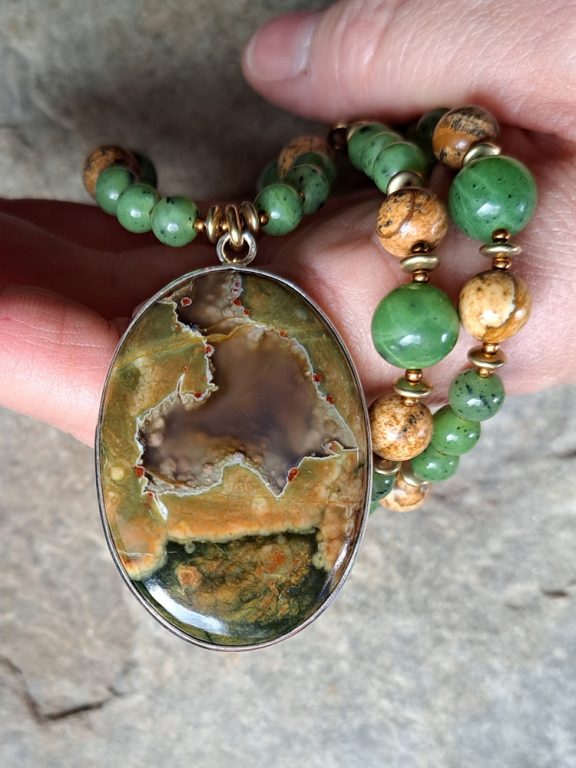 Nephrit nephrite Landschaftsjaspis Jaspis landscape jasper Rhyolithamulett Rhyolithkette Rhyolithanhänger rhyolite necklace rhyolite pendant rhyolite amulet Triquetra Ohm Aum Om Sternzeichen Sternentor Sonne Sonnenamulett Sonnenschmuck Einhornschmuck Einhorn Einhornkette Venusblume Drache Heilung Metatron Crop Circle Necklace Goddess of Love Healing Stones Crystals Venusflower protect Flower of Life Amulett Göttin Liebe Kette Halskette Heilsteine Lichtbringer Kupferschmuck Symbole Symbolschmuck Harmonie Zauberwesen Valentinstagsgeschenk Geschenk Hochzeitsgeschenk Edelsteinschmuck Edelsteinkette Edelsteinanhänger Heilsteinschmuck Heilsteinanhänger Glücksbringer Schutzsymbol Glückssteine Lebensblume Blume des Lebens Schutzengel Heilige Geometrie Kraftort Kraftorte Runen Futhark Vikings Germanen Vikinger Runenalphabet Runenschutzkreis Alternativschmuck Kelten Keltischer Schmuck Germanen Germanischer Schmuck Magie Baum des Lebens Yggdrasil Triskele Allverbunden Verbundenheit Dreieinigkeit Dreifaltigkeit Einheit Medizinrad Nornen Schicksalsnetz Skulds Netz Skuld Energie Heilsteine Spiegelamulett Sternzeichen Rune Triskele Hochzeitsschmuck Dirndlschmuck Trachtenschmuck Jewellery Pentagram Schutzamulett medicine wheel runes Sonnenamulett Amulett Anhänger Kornkreis Kornkreis Crop circle Unicorn Aquarius Age of Aquarius Neuzeit Neues Zeitalter Celtic jewellery magic Magie Liebe des Lebens göttlich devine Sternzeichenschmuck Opalschmuck Kristall Lemuria Atlantis Silberfassung silbergefasst mystic beeing Hochzeitsschmuck Hochzeitschmuck Heilenergien healingenergies healing energies Metatronwürfel Engelarbeit Engelenergie Steinenergie Energiedersteine Engel Seraphim Yogawerkzeug Yogatool Yogatools Reikiitools Reikiitool Reikitool Reikitools Lichtbringer Triquetra Zodiac Star Gate Sun Sun Amulet Sun Jewelry Unicorn Jewelry Unicorn Unicorn Necklace Venus Flower Dragon Healing Metatron Crop Circle Necklace Goddess of Love Healing Stones Crystals Venusflower protection Flower of Life Amulet Goddess Love Chain Necklace Healing Stones Light Bringer Copper Jewelry Symbols Symbolic Jewelry Harmony Magical Creatures Valentine's Day Gift Wedding Gift Gemstone Jewelry Gemstone Necklace Gemstone Pendant Healing Stone Jewelry Healing Stone Pendant Lucky charm Protection symbol Lucky stones Flower of life Flower of life Guardian angel Sacred geometry Place of power Places of power Runes Futhark Vikings Teutons Vikings Runic alphabet Rune protection circle Alternative jewelry Celts Celtic jewelry Germanic jewelry Magic Tree of life Yggdrasil Triskele All-connectedness Trinity Trinity unity Medicine wheel Norns net of fate Skulds net Skuld energy Healing stones Mirror amulet Zodiac sign Rune Triskele Wedding jewelry Dirndl jewelry traditional jewelry jewelry pentagram protective amulet medicine wheel runes sun amulet amulet pendant crop circle crop circle crop circle unicorn aquarius age of aquarius modern times new age celtic jewelry magic magic love of life divine devine zodiac jewelry opal jewelry crystal lemuria atlantis silver frame silver framed mystic beeing wedding jewelry wedding jewelry healing energies healingenergies healing energies metatron cube angel work angel energy Stone energy energy stones angel seraphim yoga tool yoga tool yoga tools reikiitools reikiitool reikitool reikitools light bringer