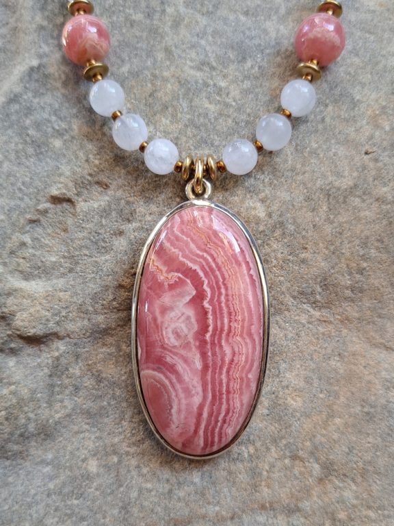 Rhodochrositanhänger Rhodochrositkette Rhodochrositamulett Rhodochrosit Mondstein weißer Labradorit weisser Labradorit moon stone moonstone rhodochrosite necklace rhodochrosite pendant rhodochrosite amulet Triquetra Ohm Aum Om Sternzeichen Sternentor Sonne Sonnenamulett Sonnenschmuck Einhornschmuck Einhorn Einhornkette Venusblume Drache Heilung Metatron Crop Circle Necklace Goddess of Love Healing Stones Crystals Venusflower protect Flower of Life Amulett Göttin Liebe Kette Halskette Heilsteine Lichtbringer Kupferschmuck Symbole Symbolschmuck Harmonie Zauberwesen Valentinstagsgeschenk Geschenk Hochzeitsgeschenk Edelsteinschmuck Edelsteinkette Edelsteinanhänger Heilsteinschmuck Heilsteinanhänger Glücksbringer Schutzsymbol Glückssteine Lebensblume Blume des Lebens Schutzengel Heilige Geometrie Kraftort Kraftorte Runen Futhark Vikings Germanen Vikinger Runenalphabet Runenschutzkreis Alternativschmuck Kelten Keltischer Schmuck Germanen Germanischer Schmuck Magie Baum des Lebens Yggdrasil Triskele Allverbunden Verbundenheit Dreieinigkeit Dreifaltigkeit Einheit Medizinrad Nornen Schicksalsnetz Skulds Netz Skuld Energie Heilsteine Spiegelamulett Sternzeichen Rune Triskele Hochzeitsschmuck Dirndlschmuck Trachtenschmuck Jewellery Pentagram Schutzamulett medicine wheel runes Sonnenamulett Amulett Anhänger Kornkreis Kornkreis Crop circle Unicorn Aquarius Age of Aquarius Neuzeit Neues Zeitalter Celtic jewellery magic Magie Liebe des Lebens göttlich devine Sternzeichenschmuck Opalschmuck Kristall Lemuria Atlantis Silberfassung silbergefasst mystic beeing Hochzeitsschmuck Hochzeitschmuck Heilenergien healingenergies healing energies Metatronwürfel Engelarbeit Engelenergie Steinenergie Energiedersteine Engel Seraphim Yogawerkzeug Yogatool Yogatools Reikiitools Reikiitool Reikitool Reikitools Lichtbringer