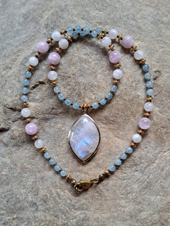 Mondsteinanhänger Mondsteinkette Mondsteinamulett Regenbogenmondsteinkette Regenbogenmondsteinanhänger Regenbogenmondsteinamulett rainbow moonstone pendant rainbow moonstone necklace rainbow moonstone amulet Aquamarin aquamarine weisser Labradorit weißer Labradorit white labradorite Kunzit kunzite Triquetra Ohm Aum Om Zodiac Star Gate Sun Sun Amulet Sun Jewelry Unicorn Jewelry Unicorn Unicorn Necklace Venus Flower Dragon Healing Metatron Crop Circle Necklace Goddess of Love Healing Stones Crystals Venusflower protect Flower of Life Amulet Goddess Love Chain Necklace Healing Stones Light Bringer Copper Jewelry Symbols Symbolic Jewelry Harmony Magical Creatures Valentine's Day Gift Wedding Gift Gemstone Jewelry Gemstone Necklace Gemstone Pendant Healing Stone Jewelry Healing Stone Pendant Lucky charm Protection symbol Lucky stones Flower of life Flower of life Guardian angel Sacred geometry Place of power Places of power Runes Futhark Vikings Teutons Vikings Runic alphabet Rune protection circle Alternative jewelry Celts Celtic jewelry Germanic jewelry Magic Tree of life Yggdrasil Triskele All-connectedness Trinity Trinity unity Medicine wheel Norns net of fate Skulds net Skuld energy Healing stones Mirror amulet Zodiac sign Rune Triskele Wedding jewelry Dirndl jewelry traditional jewelry jewelry pentagram protective amulet medicine wheel runes sun amulet amulet pendant crop circle crop circle crop circle unicorn aquarius age of aquarius modern times new age celtic jewelry magic magic love of life divine devine zodiac jewelry opal jewelry crystal lemuria atlantis silver frame silver framed mystic beeing wedding jewelry wedding jewelry healing energies metatron cube angel work angel energy stone energy energy stones angel Seraphim yoga tool yoga tool yoga tools reiki tools reiki tool reiki tool reiki tools light bringer reiki tools Triquetra Ohm Aum Om Sternzeichen Sternentor Sonne Sonnenamulett Sonnenschmuck Einhornschmuck Einhorn Einhornkette Venusblume Drache Heilung Metatron Crop Circle Necklace Goddess of Love Healing Stones Crystals Venusflower protect Flower of Life Amulett Göttin Liebe Kette Halskette Heilsteine Lichtbringer Kupferschmuck Symbole Symbolschmuck Harmonie Zauberwesen Valentinstagsgeschenk Geschenk Hochzeitsgeschenk Edelsteinschmuck Edelsteinkette Edelsteinanhänger Heilsteinschmuck Heilsteinanhänger Glücksbringer Schutzsymbol Glückssteine Lebensblume Blume des Lebens Schutzengel Heilige Geometrie Kraftort Kraftorte Runen Futhark Vikings Germanen Vikinger Runenalphabet Runenschutzkreis Alternativschmuck Kelten Keltischer Schmuck Germanen Germanischer Schmuck Magie Baum des Lebens Yggdrasil Triskele Allverbunden Verbundenheit Dreieinigkeit Dreifaltigkeit Einheit Medizinrad Nornen Schicksalsnetz Skulds Netz Skuld Energie Heilsteine Spiegelamulett Sternzeichen Rune Triskele Hochzeitsschmuck Dirndlschmuck Trachtenschmuck Jewellery Pentagram Schutzamulett medicine wheel runes Sonnenamulett Amulett Anhänger Kornkreis Kornkreis Crop circle Unicorn Aquarius Age of Aquarius Neuzeit Neues Zeitalter Celtic jewellery magic Magie Liebe des Lebens göttlich devine Sternzeichenschmuck Opalschmuck Kristall Lemuria Atlantis Silberfassung silbergefasst mystic beeing Hochzeitsschmuck Hochzeitschmuck Heilenergien Metatronwürfel Engelarbeit Engelenergie Steinenergie Energiedersteine Engel Seraphim Yogawerkzeug Yogatool Yogatools Reikitools Reikitool Reikitool Reikitools Lichtbringer Reikiwerkzeuge