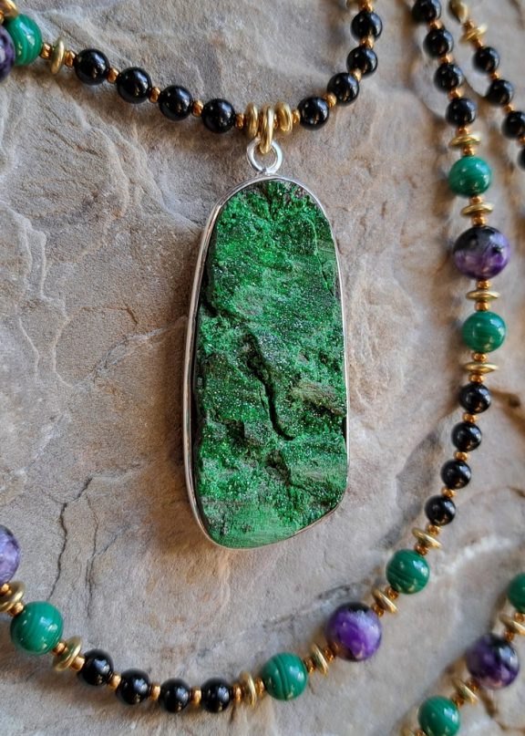 Uwarowit Amulett Anhänger Edelsteinkette Heilsteinschmuck