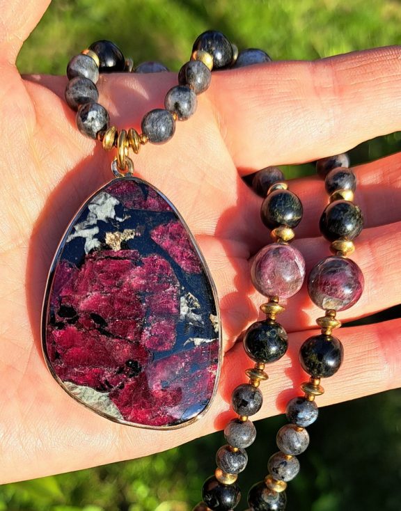Eudialyt Amulett Anhänger Edelsteinkette Heilsteinschmuck
