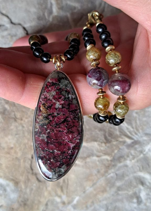 Eudialyt Amulett Anhänger Edelsteinkette Heilsteinschmuck