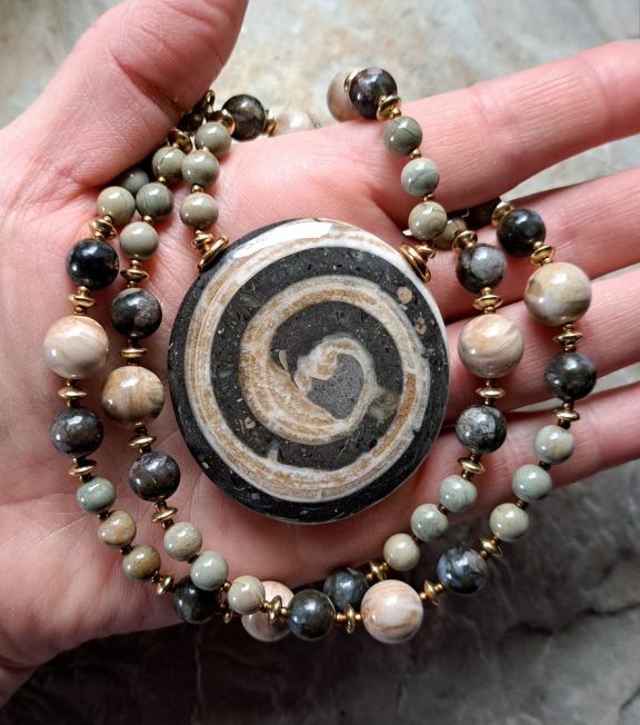 Urzeitschnecke Amulett Anhänger Edelsteinkette Heilsteinschmuck
