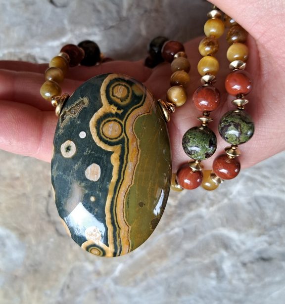 Ozeanjaspis Amulett Anhänger Edelsteinkette Heilsteinschmuck