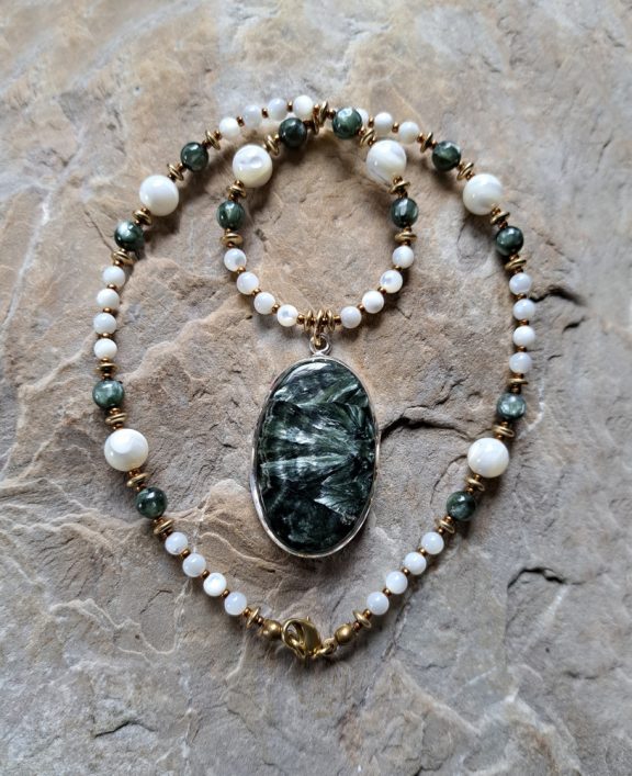 Serafinit Amulett Anhänger Edelsteinkette Heilsteinschmuck
