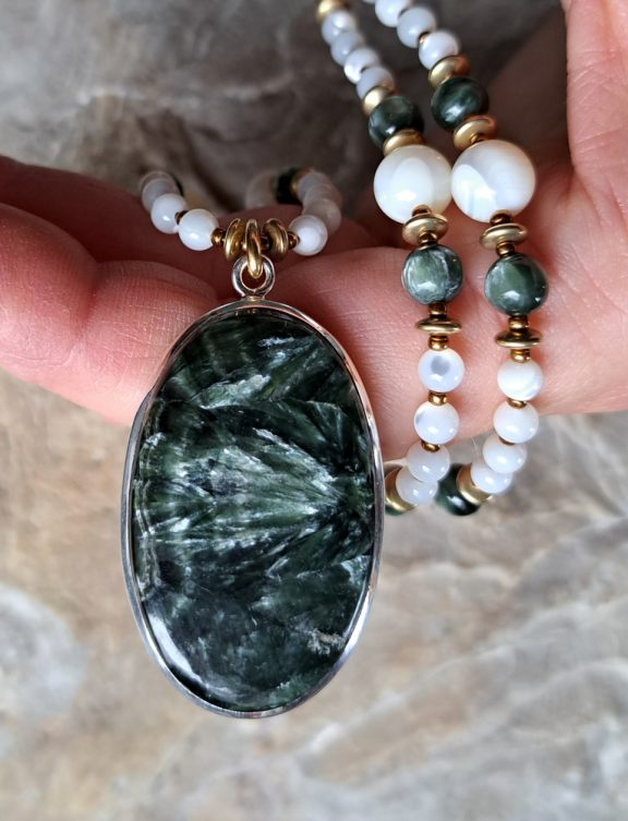 Serafinit Amulett Anhänger Edelsteinkette Heilsteinschmuck