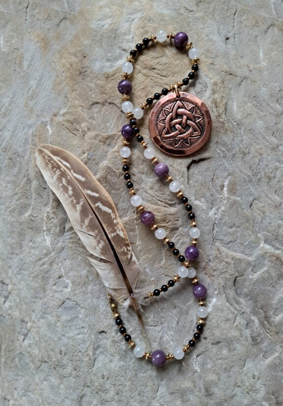 Triquetra Anhänger Edelsteinkette Heilsteinschmuck