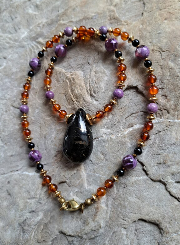 Nuumit Amulett Anhänger Edelsteinkette Heilsteinschmuck
