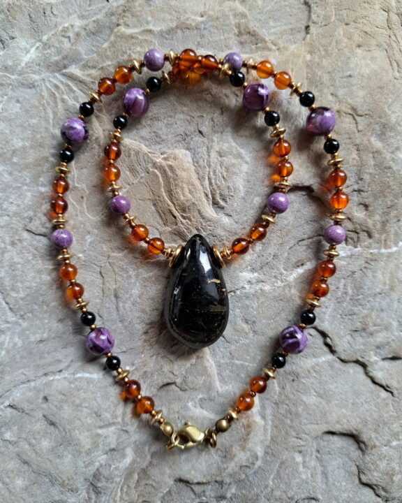Nuumit Amulett Anhänger Edelsteinkette Heilsteinschmuck