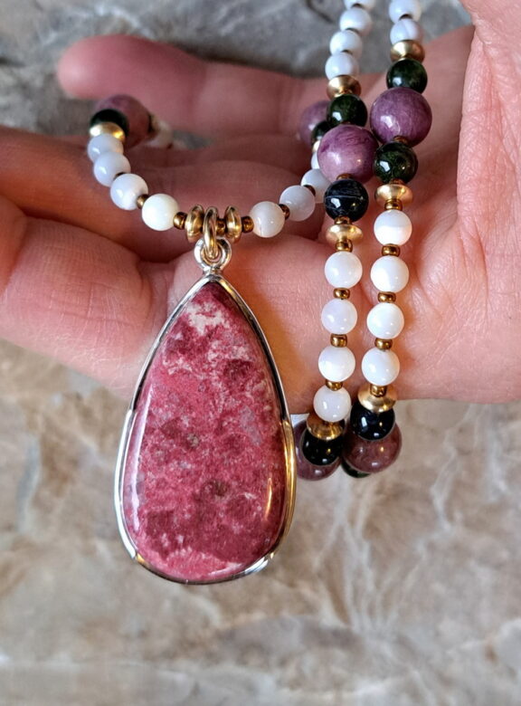 Thulit Amulett Anhänger Edelsteinkette Heilsteinschmuck