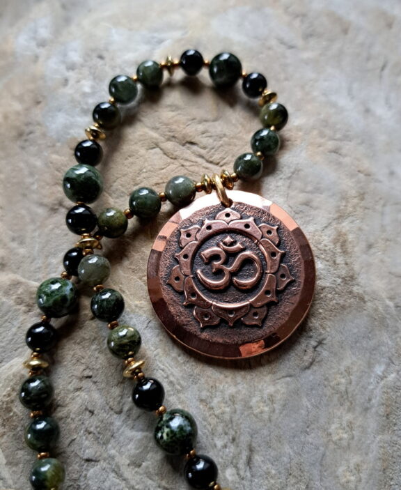 Ohm Amulett Anhänger Edelsteinkette Heilsteinschmuck