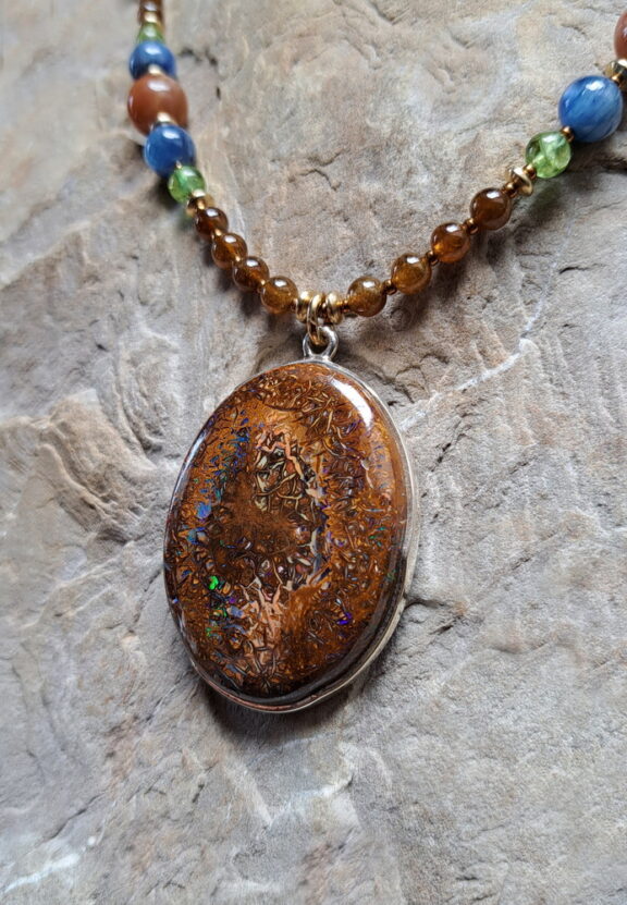 Boulderopal Amulett Anhänger Edelsteinkette Heilsteinschmuck