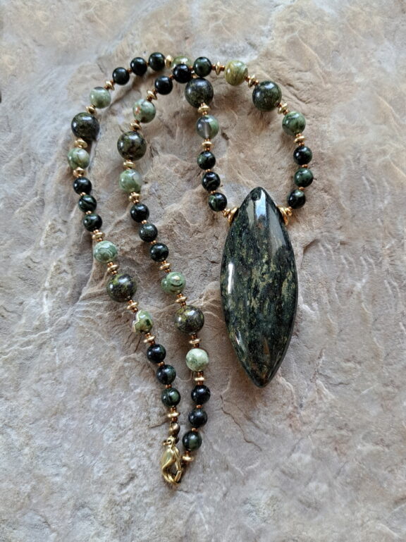 Waldwesen Amulett Anhänger Edelsteinkette Heilsteinschmuck