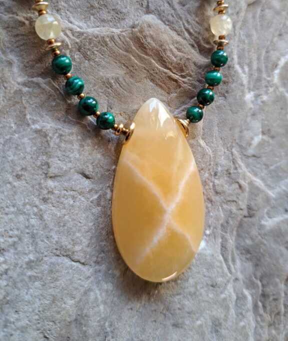 Calcit Amulett Anhänger Edelsteinkette Heilsteinschmuck