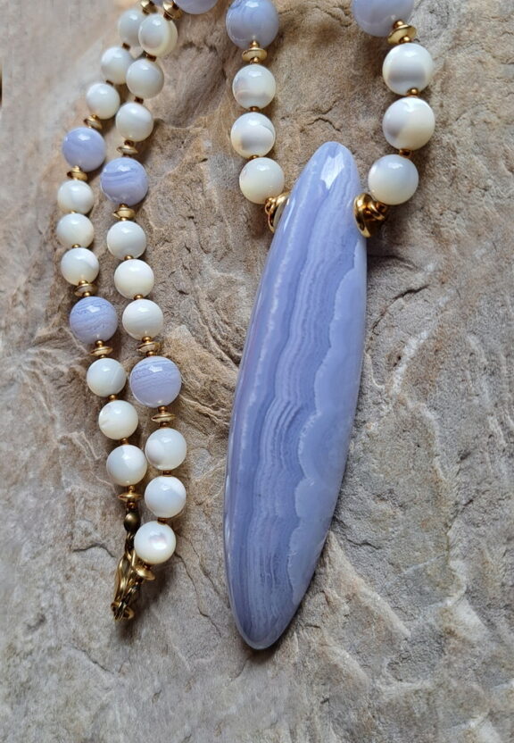 Chalcedon Amulett Anhänger Edelsteinkette Heilsteinschmuck