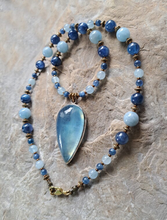 Aquamarin Amulett Anhänger Edelsteinkette Heilsteinschmuck