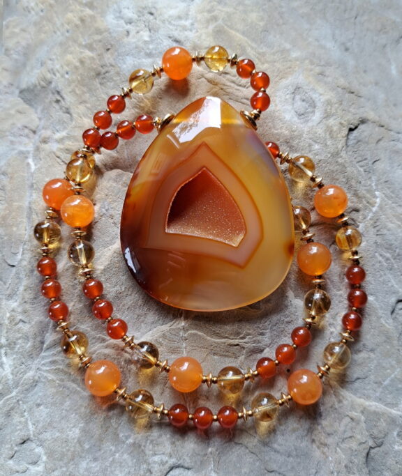 Achat Druse Anhänger handgeschliffen kombiniert mit Edelstein Kette aus Karneol und Citrin, einzigartiger Natursteinschmuck