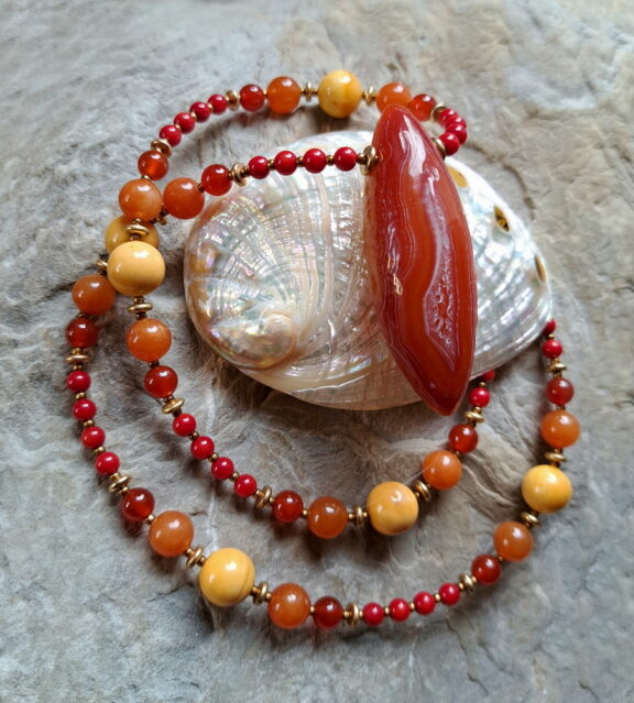 Roter Achat Edelstein Anhänger an einer Perlenkette aus Koralle, Jaspis, Aventurin und Karneol