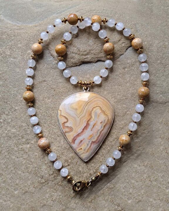 Achat-Anhänger an Edelsteinkette aus Mondstein und Japis - spiritueller Yoga-Schmuck