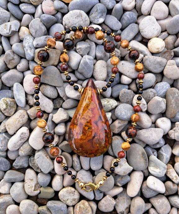 Marokko Gangachat Anhänger - handgeschliffen - an einer Edelsteinkette aus Mookait-, Obsidian- und Jaspisperlen