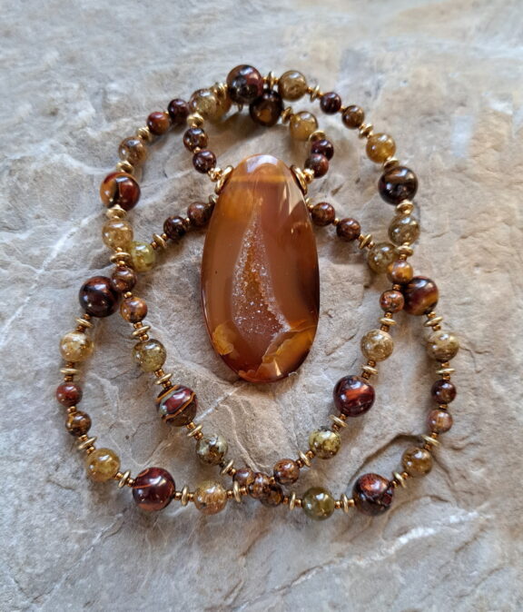 Achat Drusen Anhänger handgeschliffen kombiniert mit Edelstein Kette aus Grossular und Tigerauge, einzigartiger Natursteinschmuck