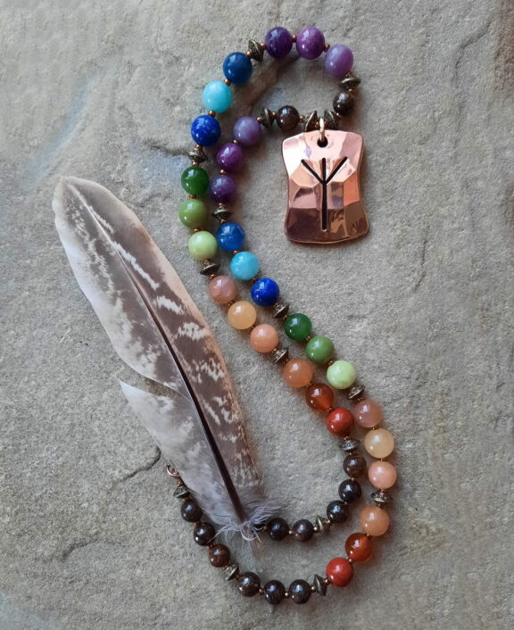 Handgefertigter Rune-Algiz-Anhänger aus Feinkupfer mit Chakra-Edelsteinperlen zu einer Kette verbunden - nordischer Symbolschmuck als Halskette