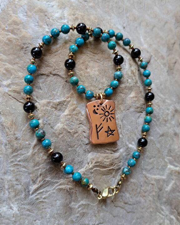 Kombinations-Rune Fehu-Algiz Schmuck-Anhänger an Edelstein-Perlenkette aus Türkis und Turmalin