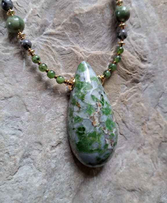 Allalin Gabbro Smaragdit Edelstein Amulett an einer Perlenkette aus Jade, Larvikit und grüne Opale