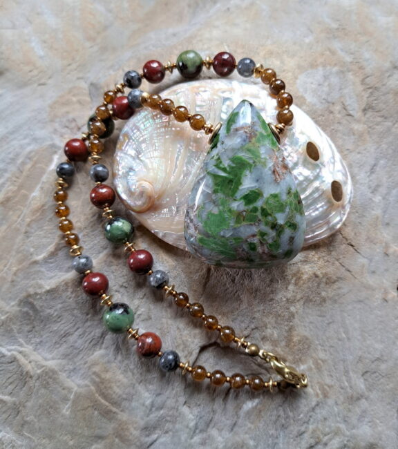 Allalin Gabbro Smaragdit Edelsteinanhänger an Perlenkette aus Opal, Jaspis, Larvikit und Grossular - handgemacht