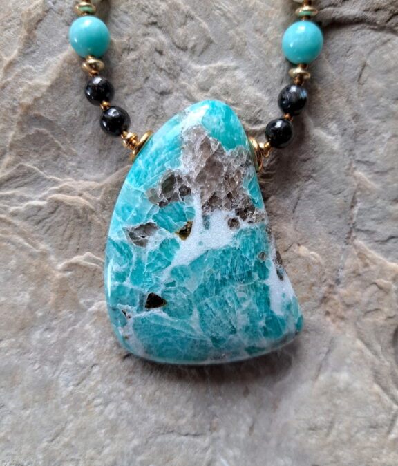 Handgeschliffenes Amazonit Natursteinamulett