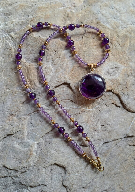 In Silber gefasster Amethyst-Anhänger - Dirndlschmuck mit Amethystperlen - eleganter Schmuck als Perlenkette